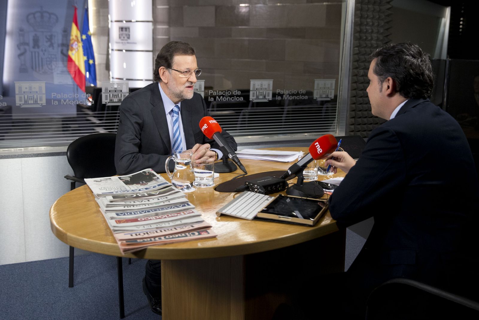 Mariano Rajoy durante la entrevista con Alfredo Menéndez en 2013 en RNE