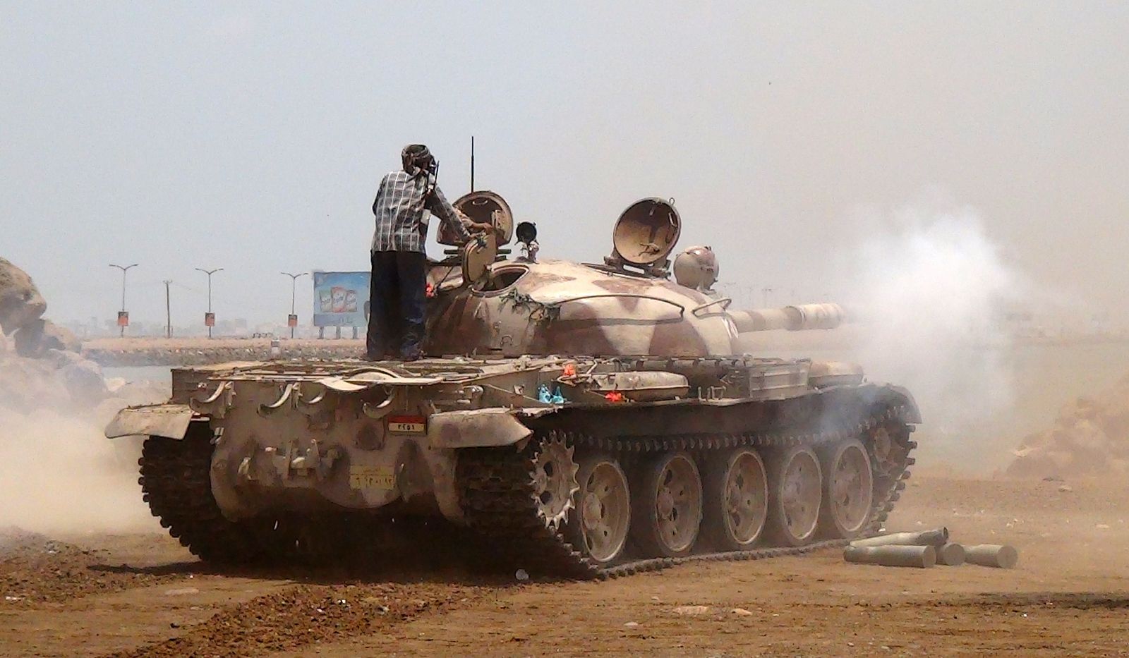 Un miembro del movimiento rebelde permanece de pie sobre un tanque durante los enfrentamientos en Adén.