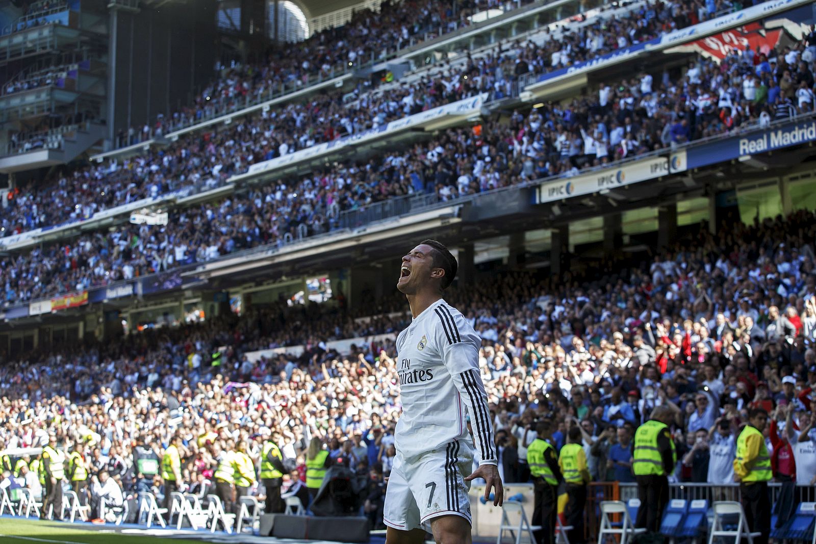 Cristiano Ronaldo celebra su quinto gol frente al Granada.