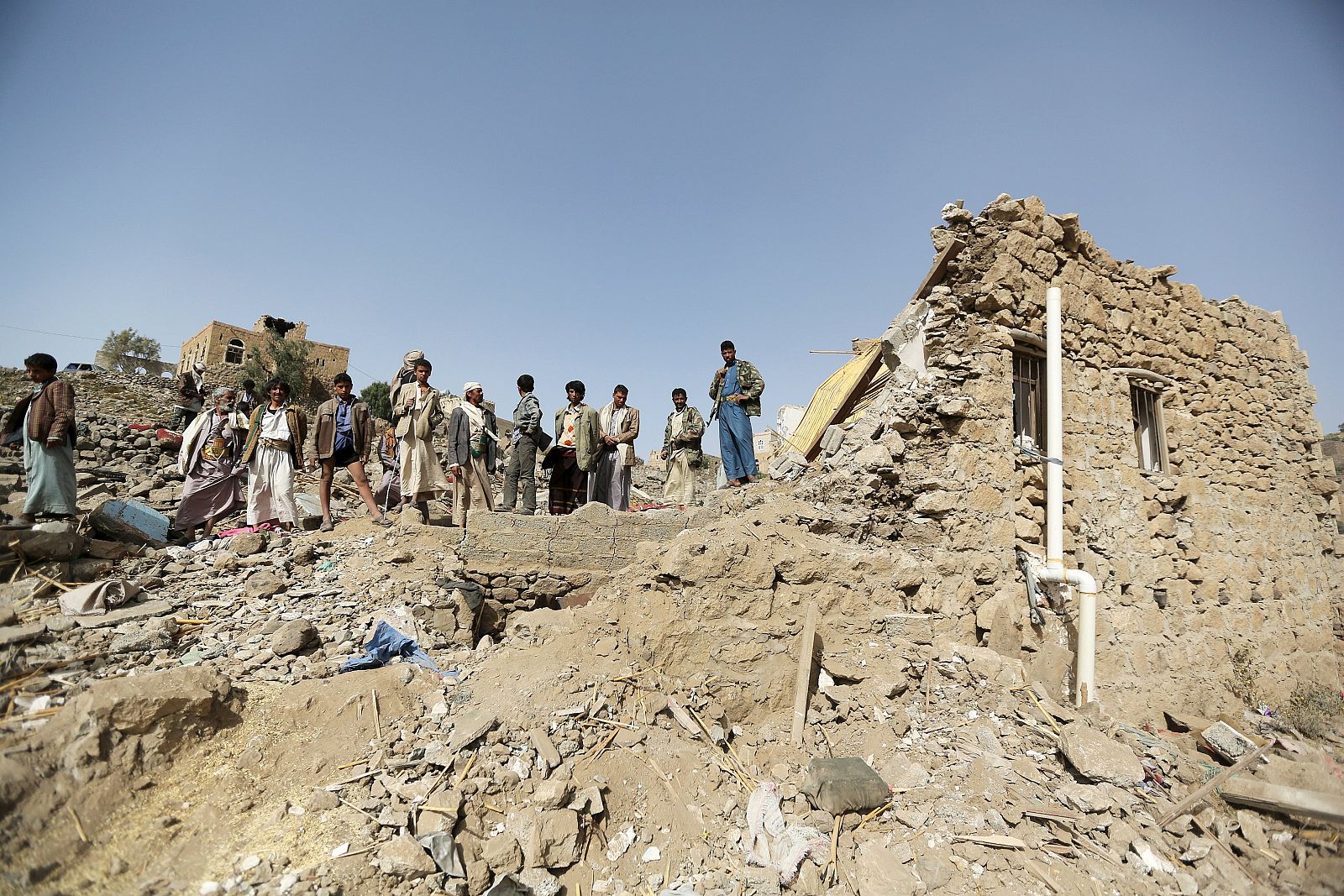 Casa destruida por un ataque aéreo en Bait Rejal, cerca de la capital de Yemen, Saná