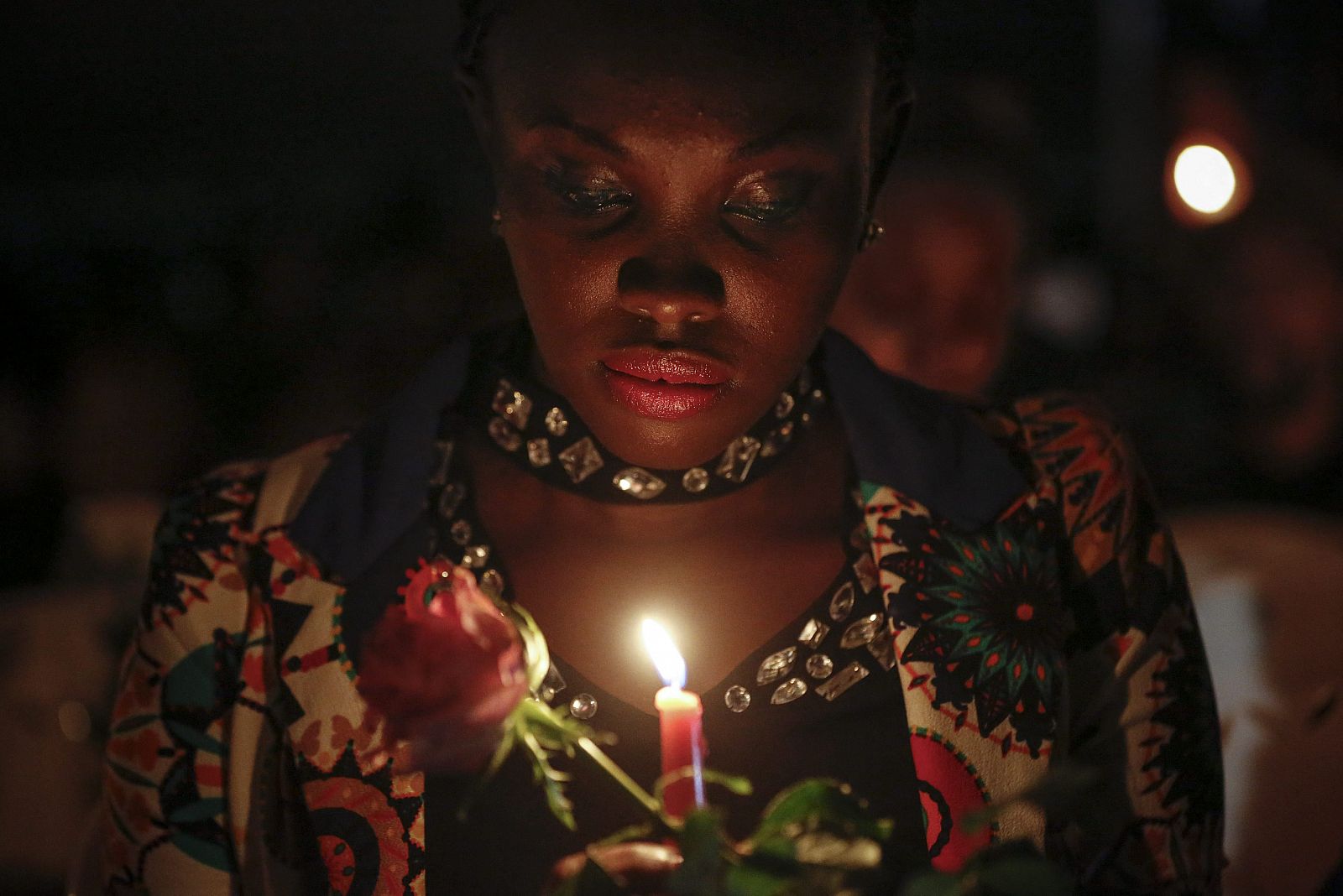 Una mujer participa en una vigilia por las 148 asesinadas por el ataque yihadista a la Universidad de Garissa en las calles de Nairobi, Kenia.