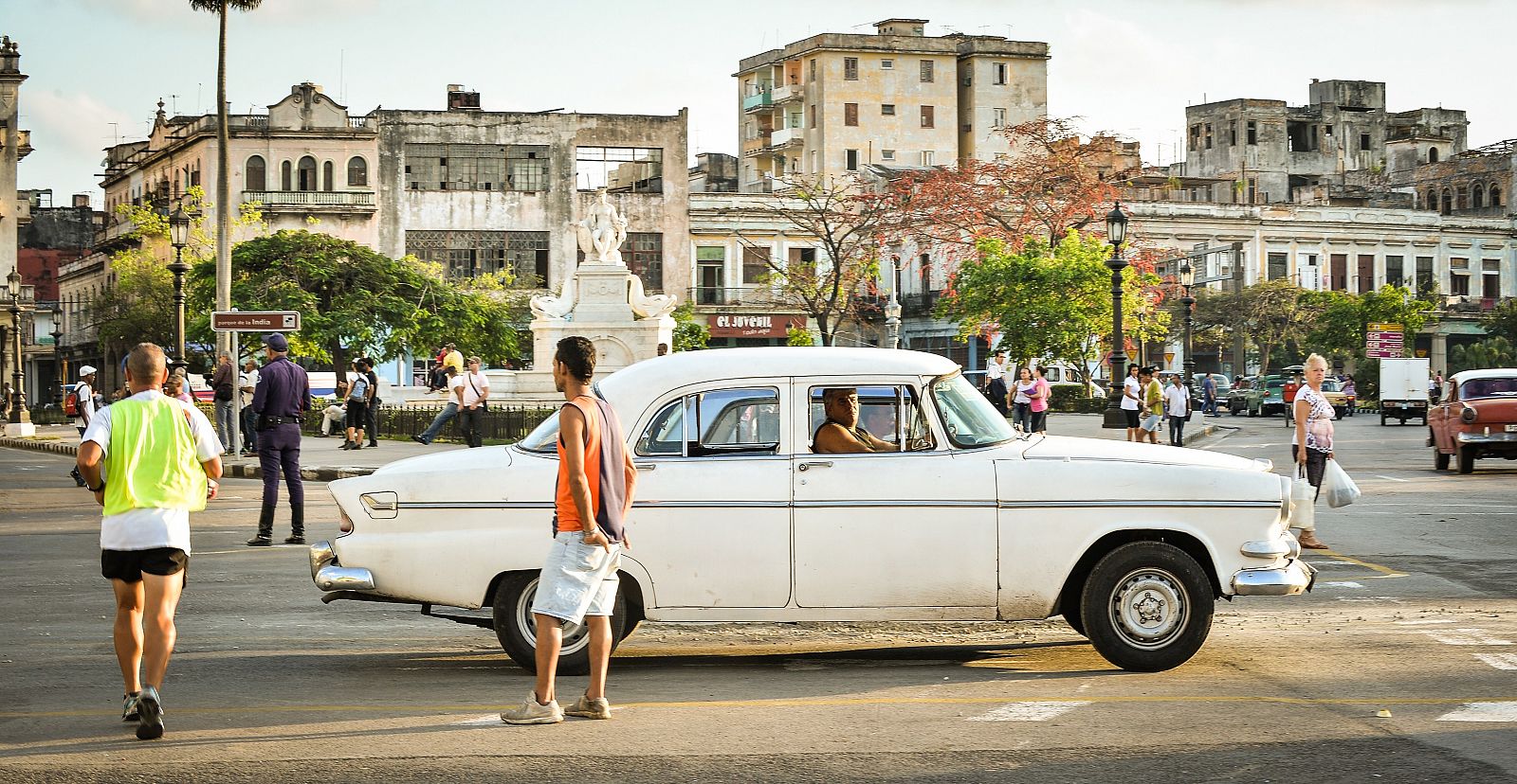 Fotografía de archivo que muestra a un conductor mientras espera pasajeros en su coche en La Habana.