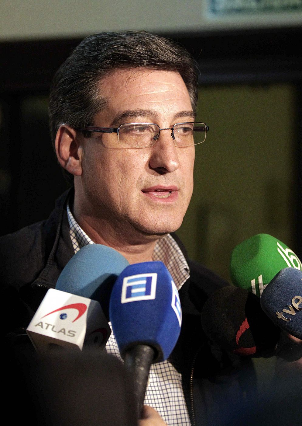 El diputado regional por Asturias, Ignacio Prendes, atiende a los medios de comunicación tras la asamblea de afiliados de UPyD Asturias.