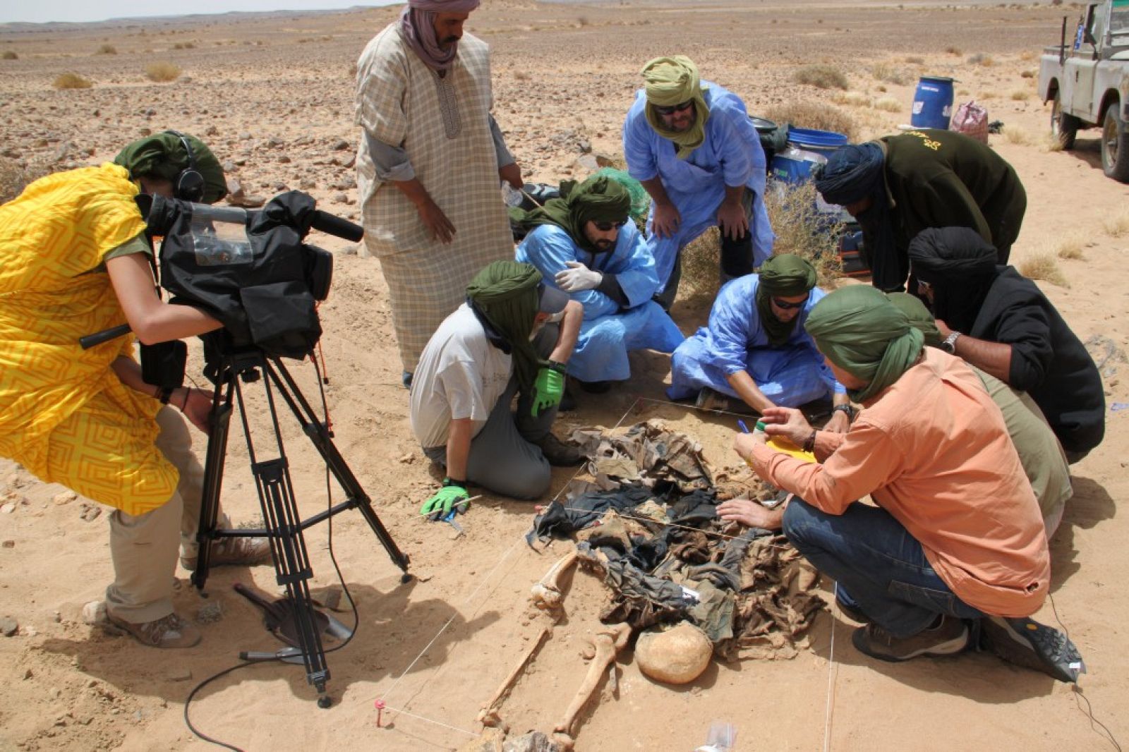 Imagen de la exhumación de dos fosas comunes en el Sáhara Occidental en 2013.