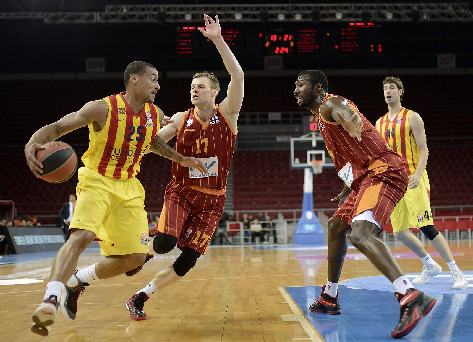 El escolta del Barcelona Jackson Edwin (i) lucha por el balón con el jugador del Galatasaray Pocius Martynas (d)