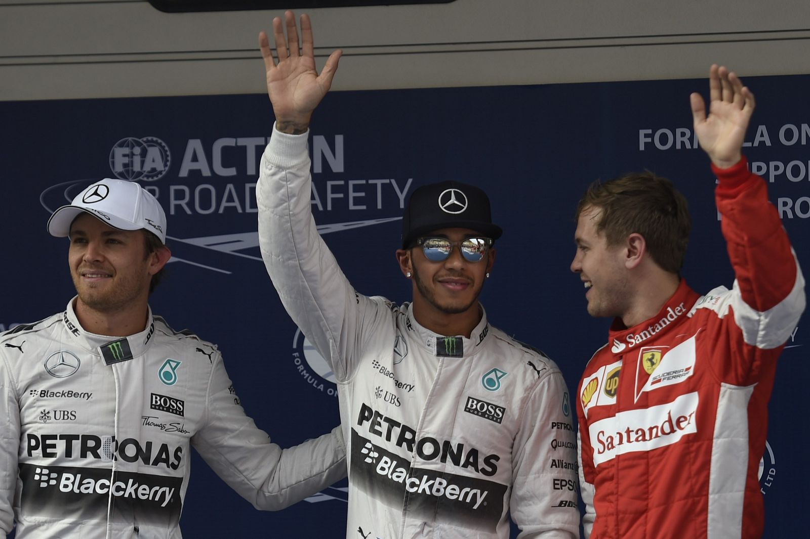 De izquierda a derecha: Nico Rosberg, Lewis Hamilton (ambos de Mercedes) y Sebastian Vettel (Ferrari) tras conseguir la 'pole' en Shanghai