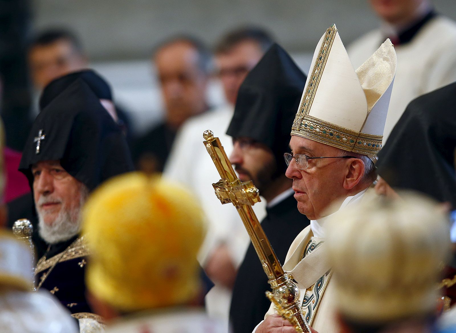 El papa Francisco llega a la misa para celebrar el centenario de la masacre de los armenios, en la baílica de San Pedro del Vaticano
