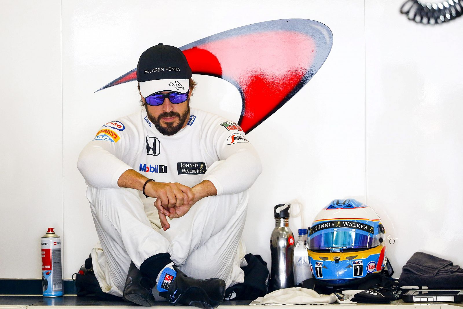 El piloto español de Fórmula Uno Fernando Alonso pensativo en el interior del garaje de McLaren.