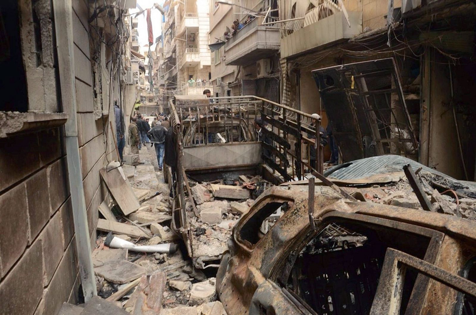 Imagen difundida por la agencia estatal de noticias SANA que muestra el daño causado por la artillería de los rebeldes en Aleppo