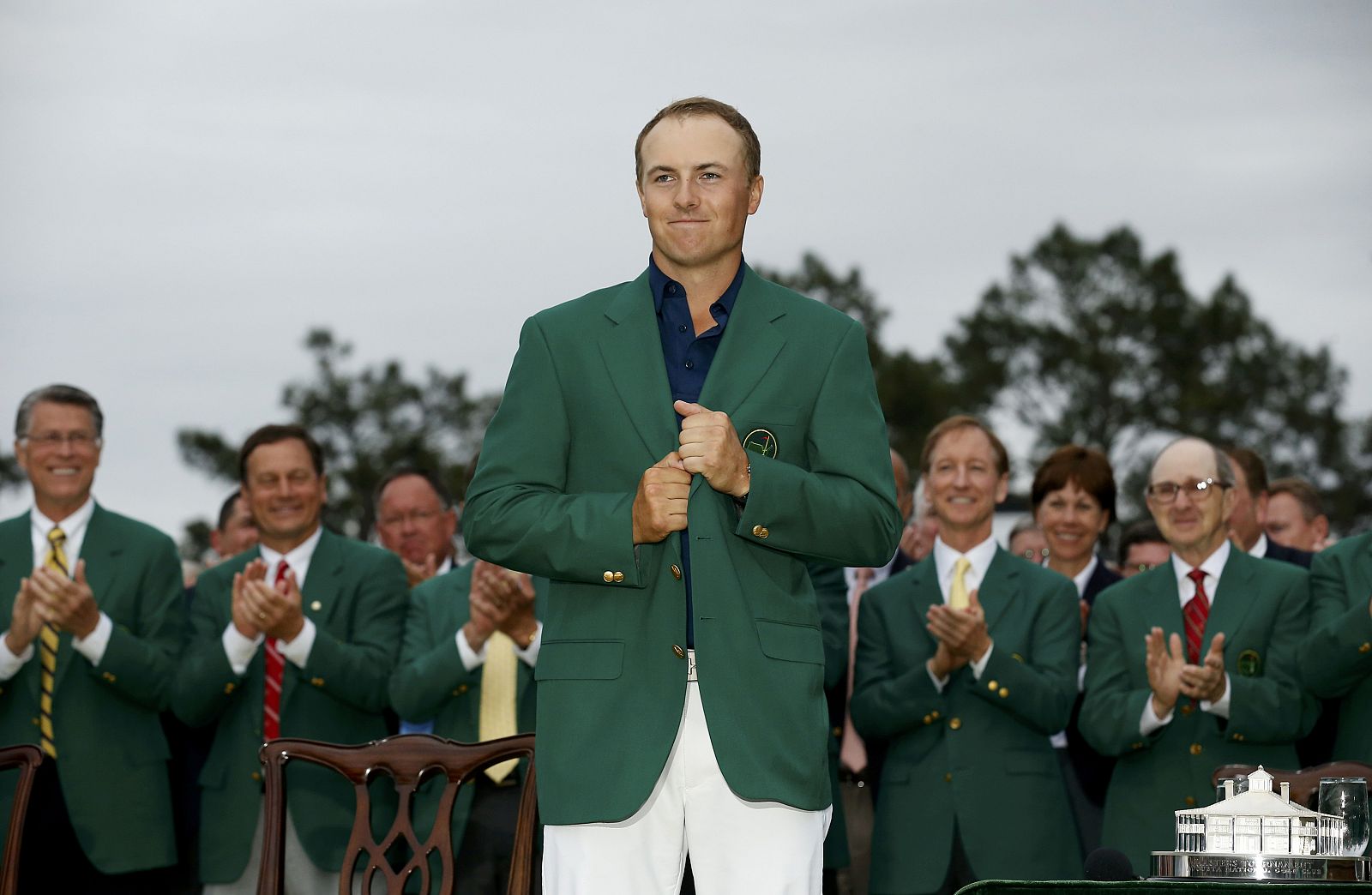 Jordan Spieth posa con la tradicional chaqueta verde de campeón tras ganar el Masters de Augusta de EE.UU.