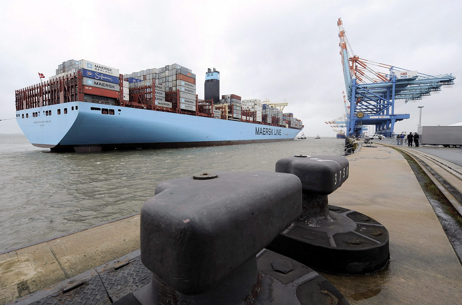 El banco de transporte de contenedores más gran grande del mundo en el puerto alemán de Bremen