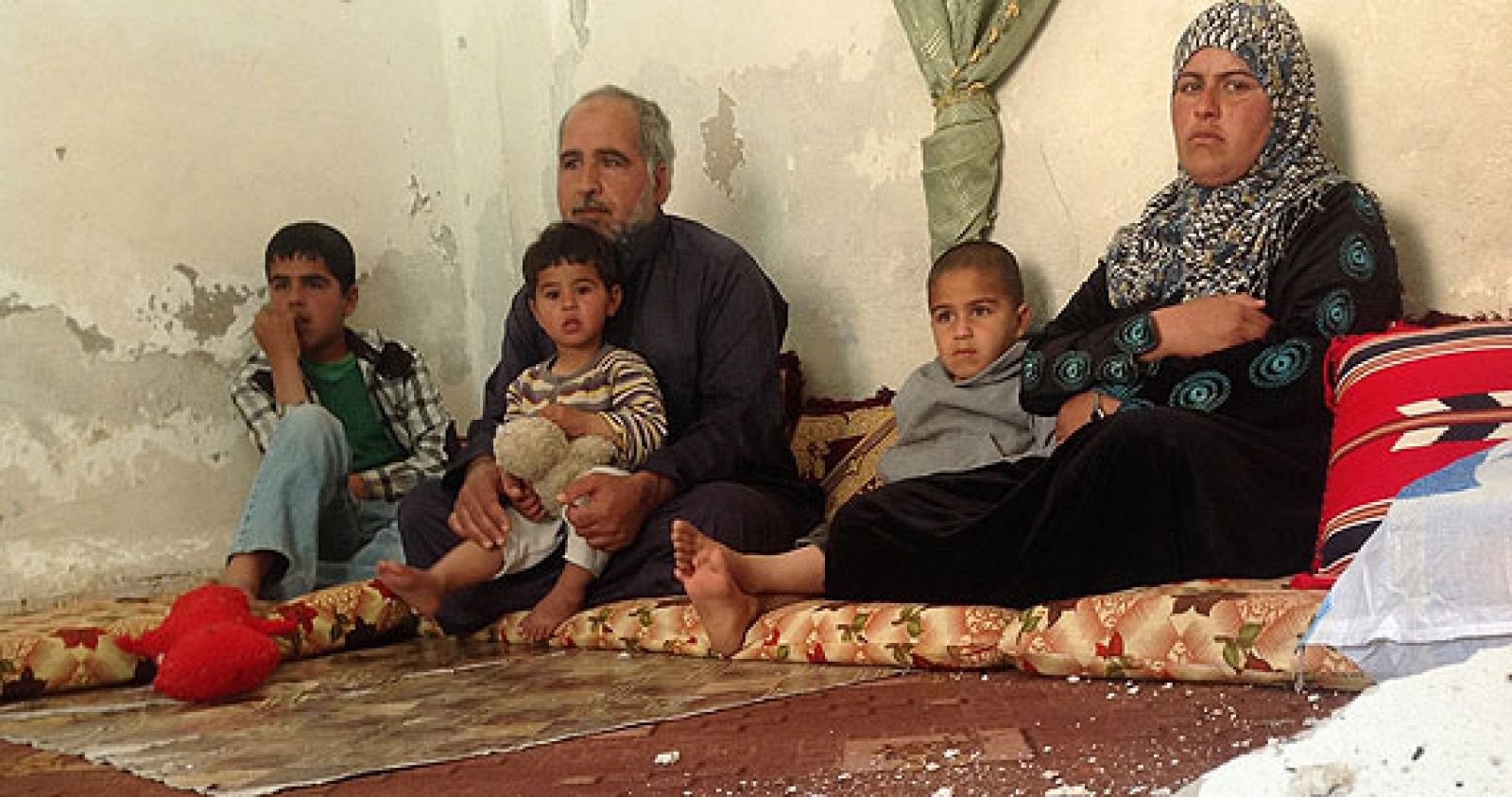Moustafa Aljbra junto a su familia en su vivienda de Mafraq, Asentamiento irregular (Jordania)