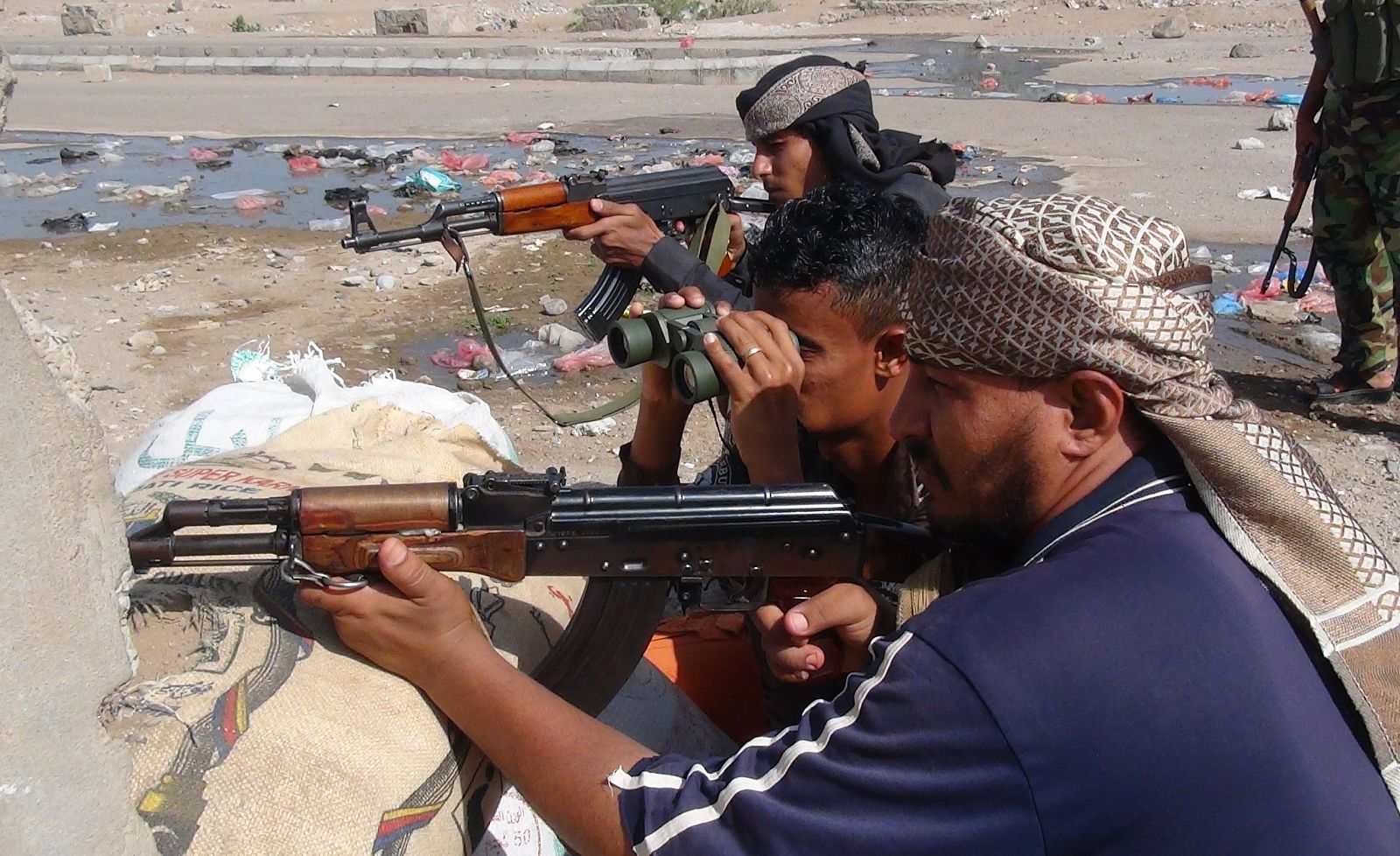 Milicianos yemeníes del movimiento separatista del sur mantienen su posición durante enfrentamientos con los rebeldes hutíes