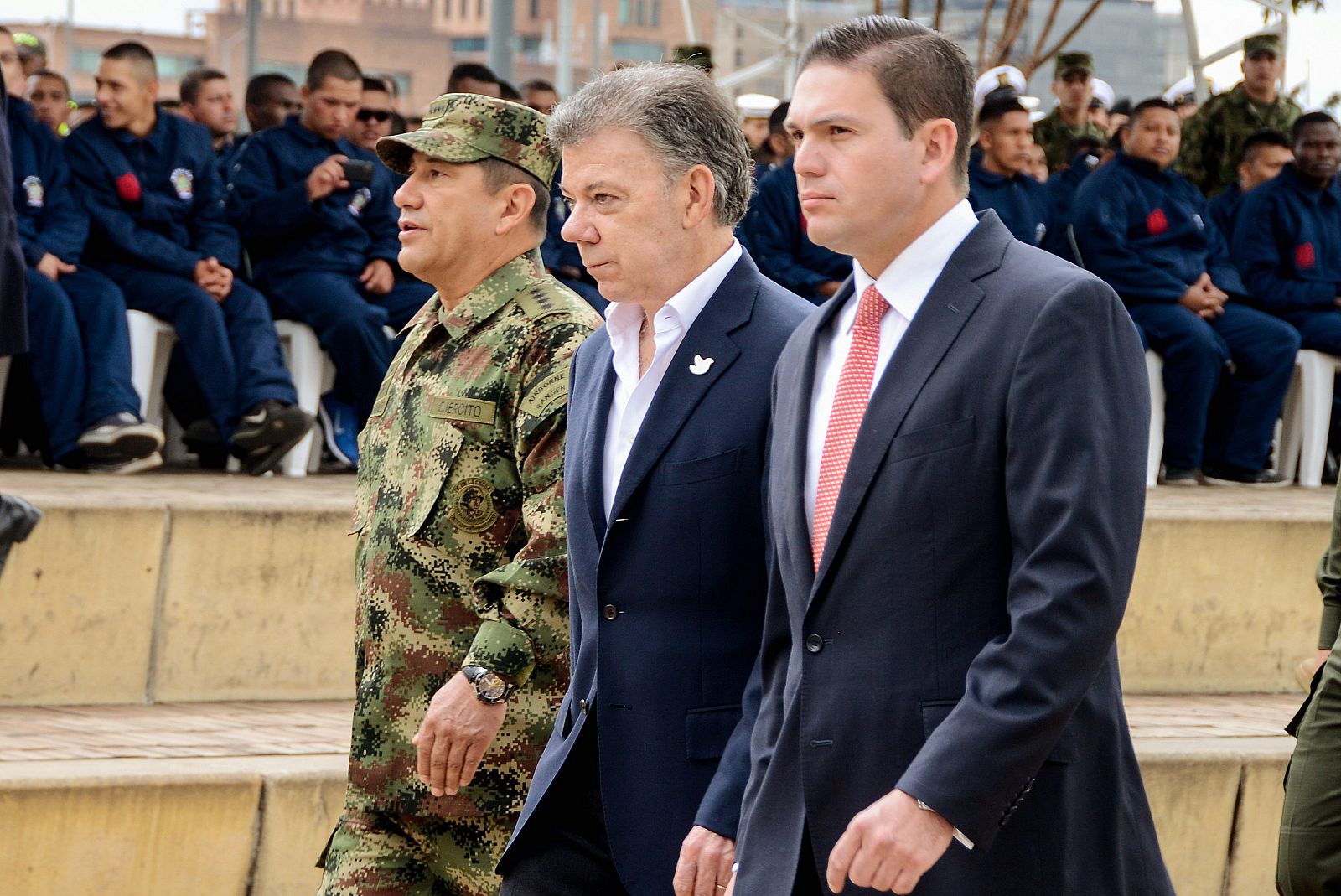 El presidente de Colombia, Juan Manuel Santos, entre su ministro de Defensa, Juan Carlos Pinzón (derecha) y el comandante de las fuerzas armadas, general Juan Pablo Rodríguez, en la "Marcha por la Paz" de comienzos de mes en Bogotá