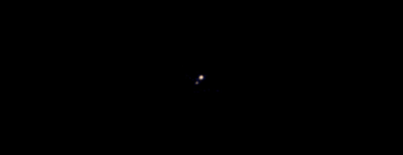 Primera imagen en color de Plutón de uno de sus cinco satélites, Caronte.
