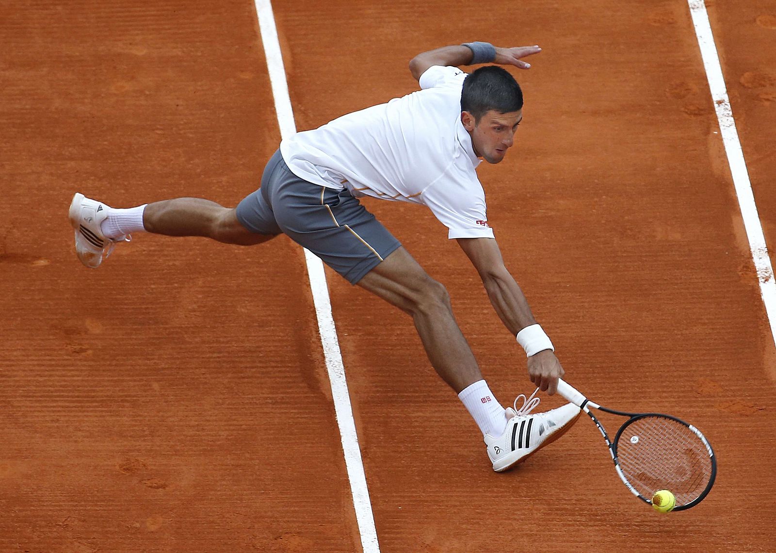 El serbio Novak Djokovic devuelve una bola al austríaco Andreas Haider-Mauder