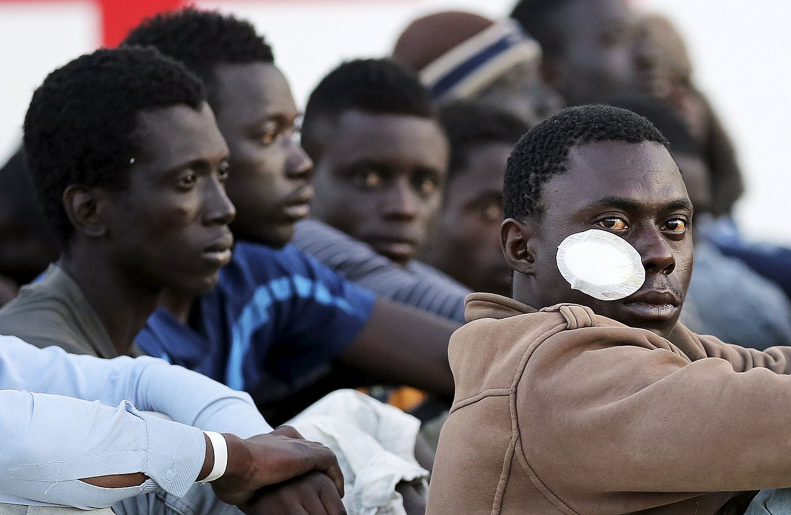 Un grupo de migrantes desembarcado en el puerto de Augusta, Sicilia.