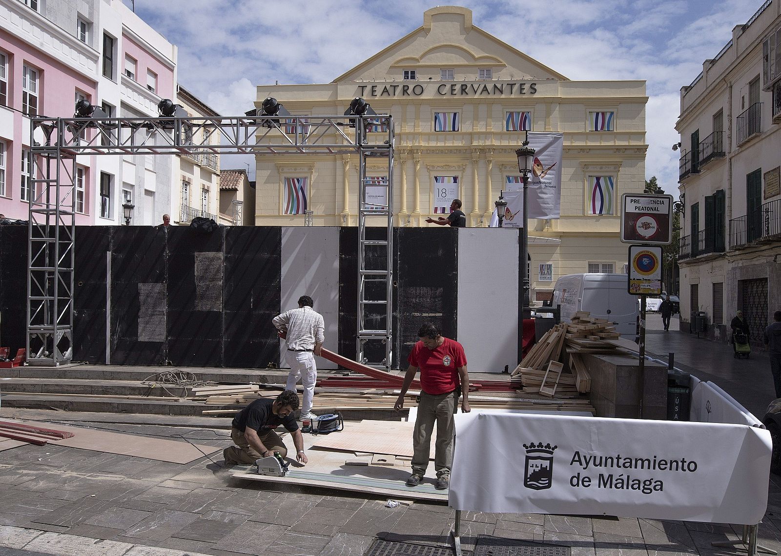 Unos trabajadores ultiman los preparativos en los alrededores del Teatro Cervantes de Málaga donde este viernes se inaugura la decimoctava edición del Festival de Cine Español.