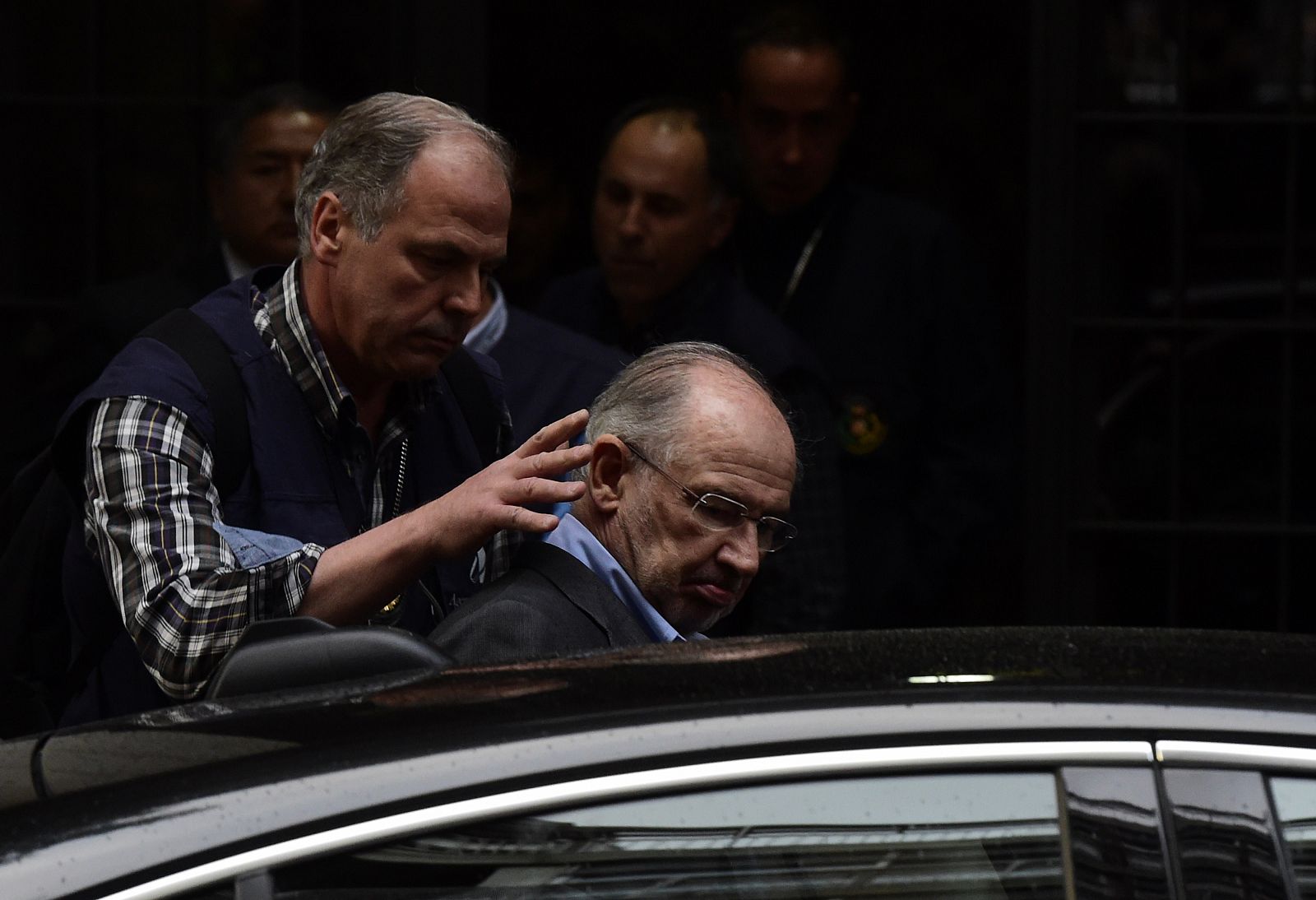 El exvicepresidente del Gobierno y expresidente de Bankia, Rodrigo Rato, entra en un vehículo policial tras ser detenido en su domicilio de Madrid, después del registro de su casa.