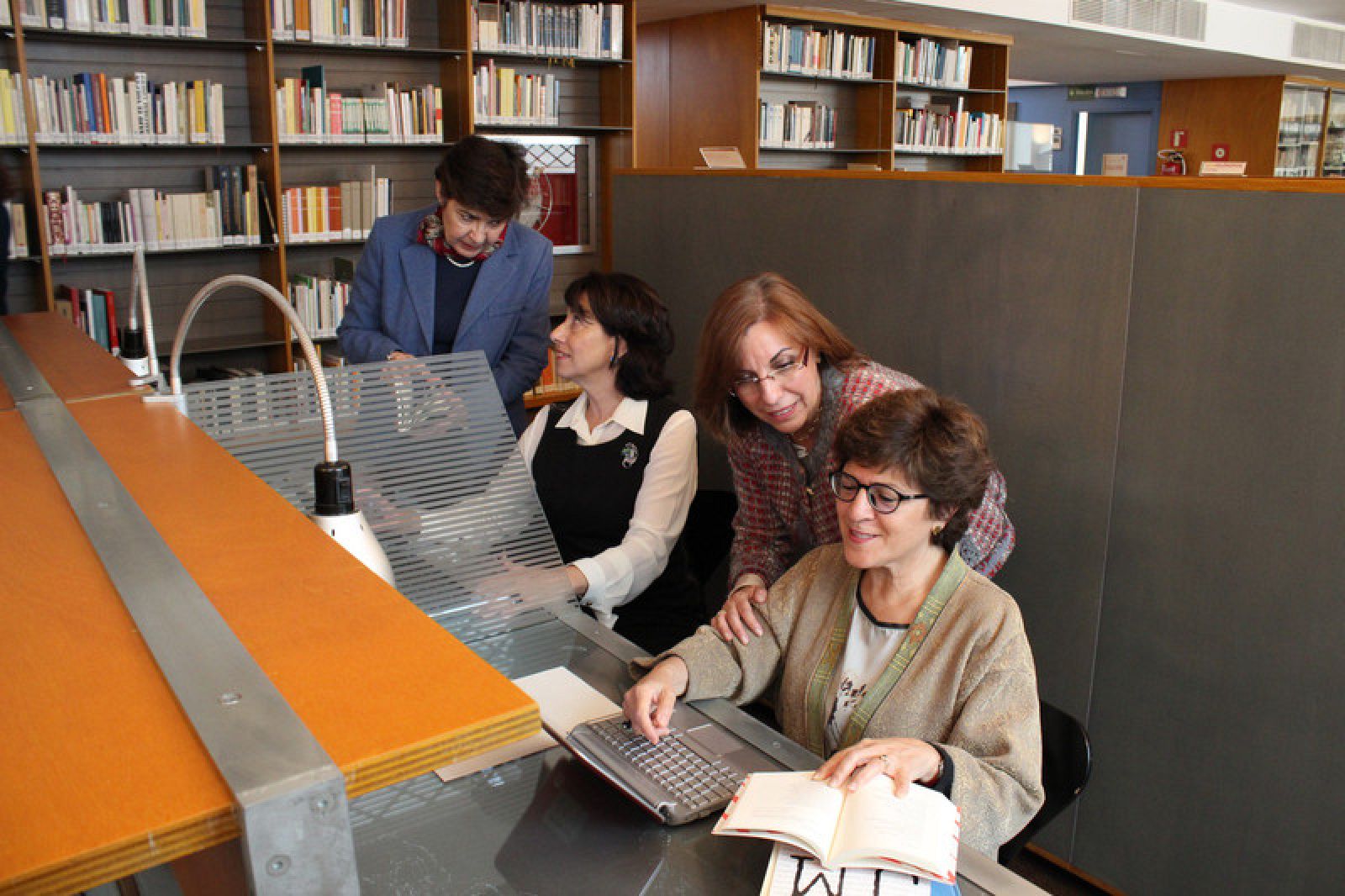 Las científicas Pilar López Sancho, Flora de Pablo, Francisca Puertas y Capitolina Díaz durante el maratón de edición.