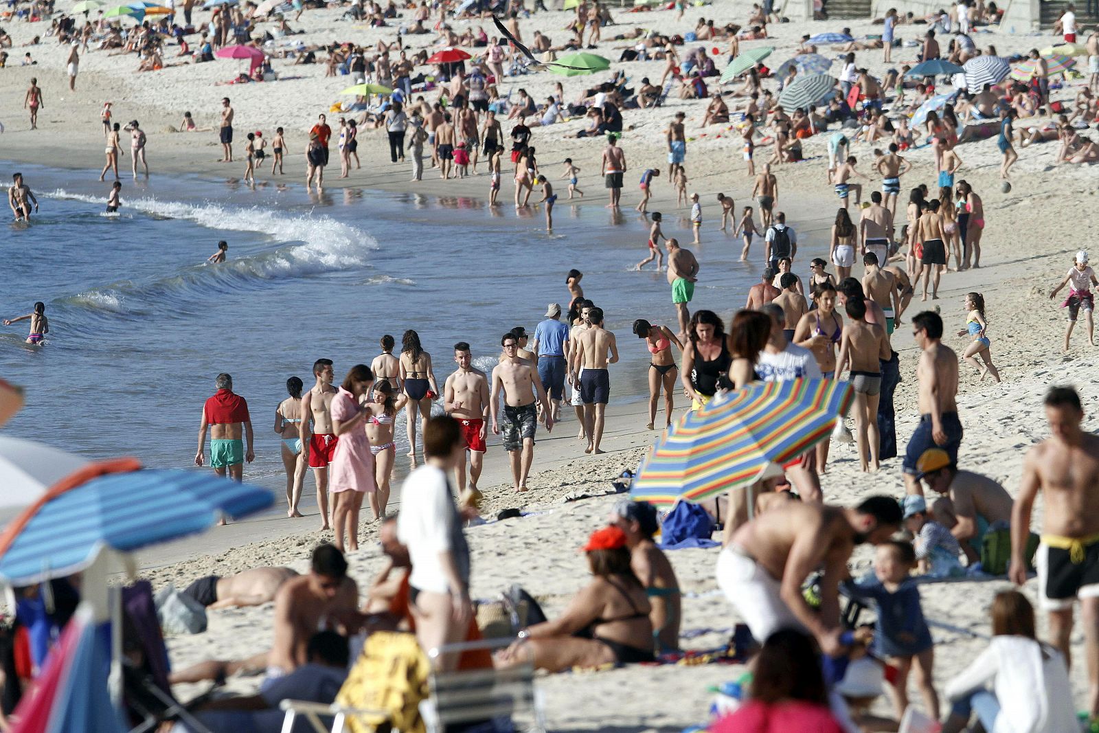 La playa de Samil en la Ría de Vigo, abarrotada el 4 de abril de 2015 a causa de las temperaturas veraniegas.
