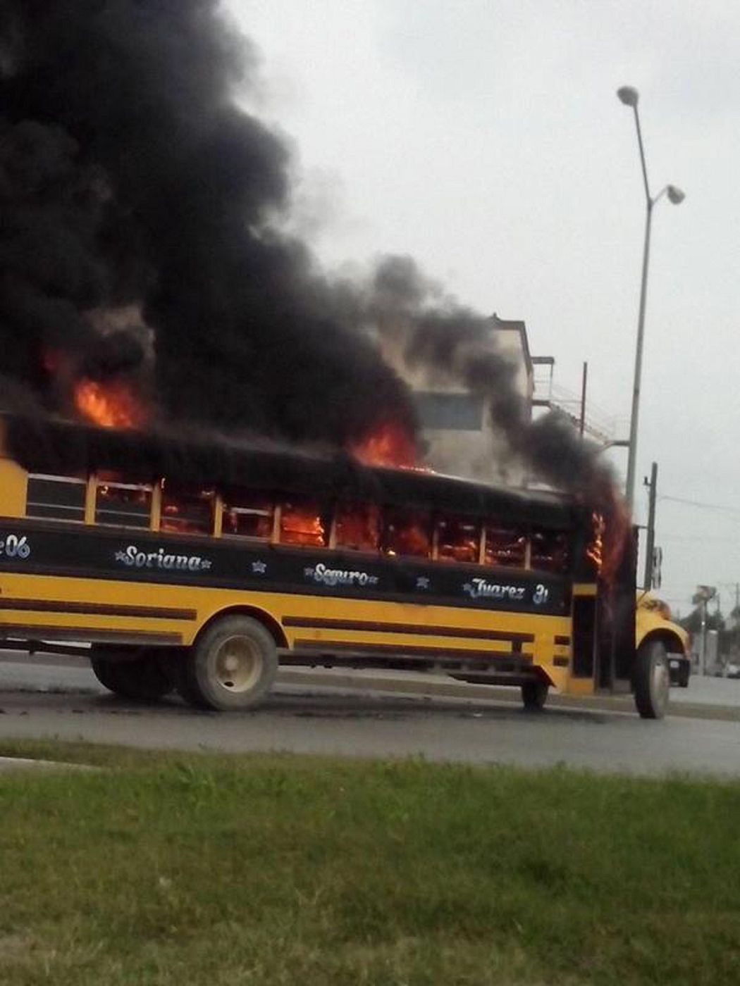 Un autobús escolar arde en una calle de la ciudad mexicana de Reynosa, en el estado de Tamaulipas.