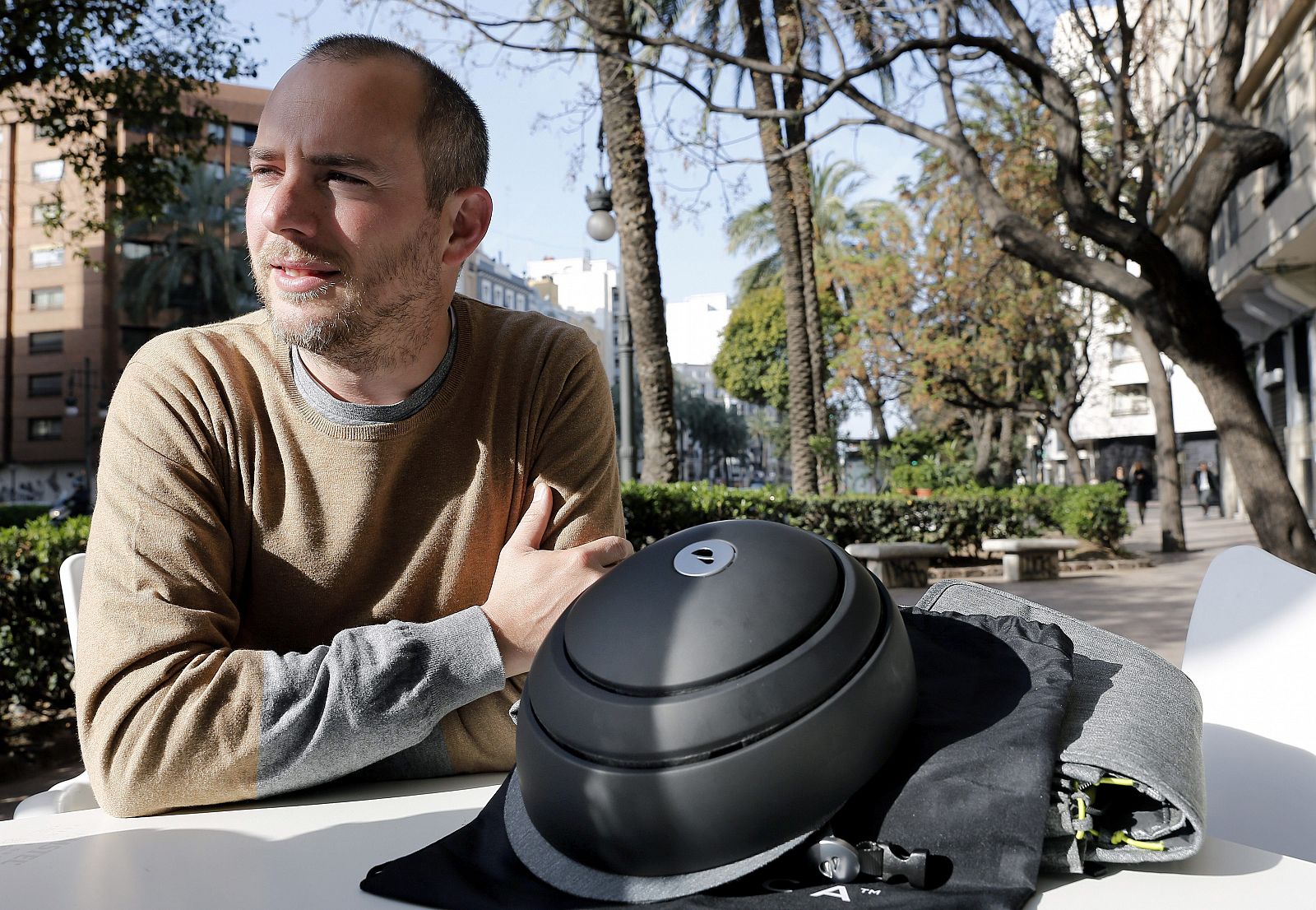 El cofundador de Closca Design, Carlos Ferrando, muestra el nuevo diseño del casco plegable