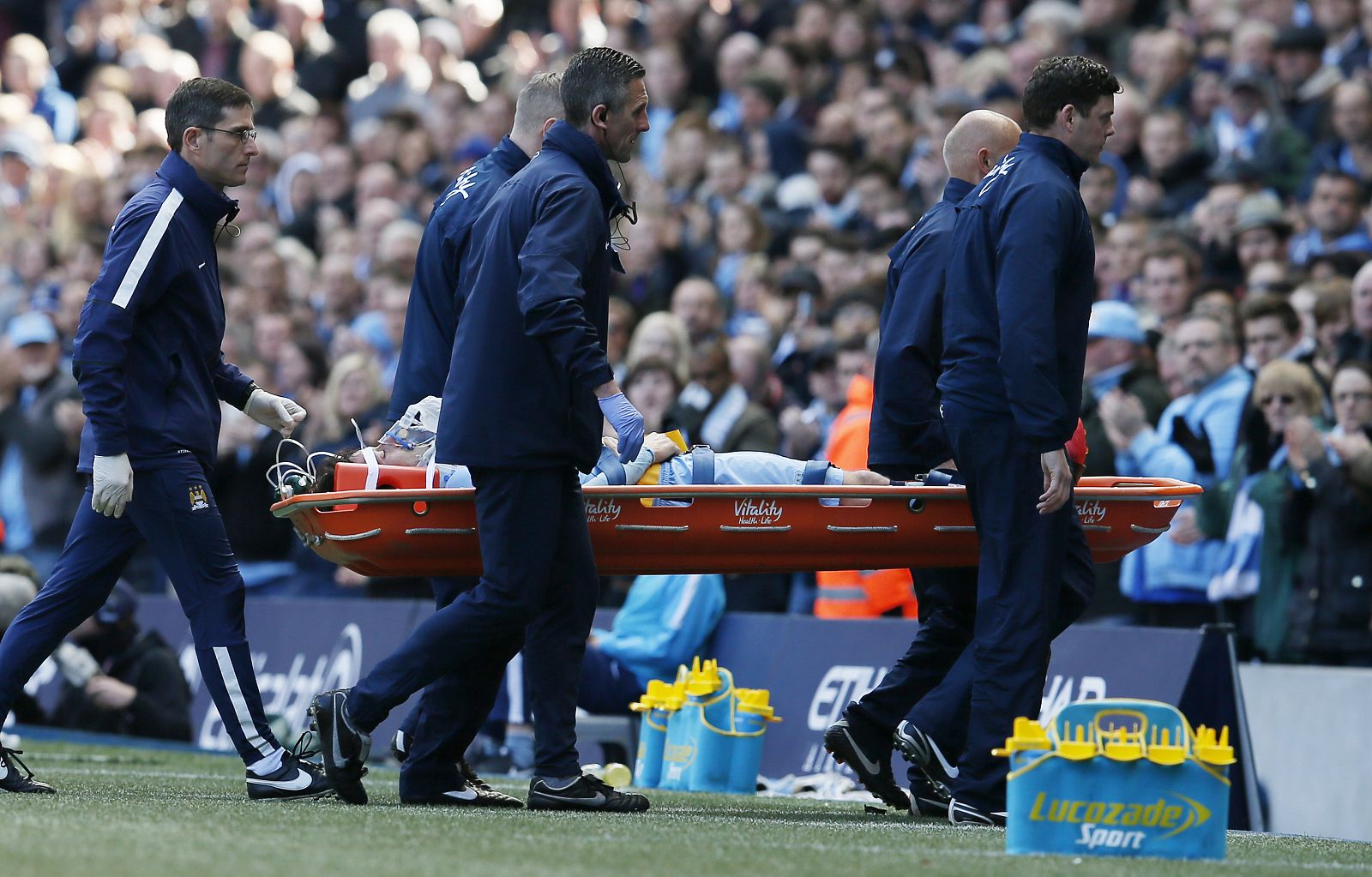 Silva es reitado en camilla tras su incidente en el partido ante el West Ham.