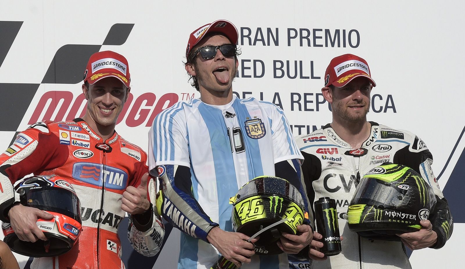 Rossi celebra en el podio la victoria con una camiseta de Diego Maradona.