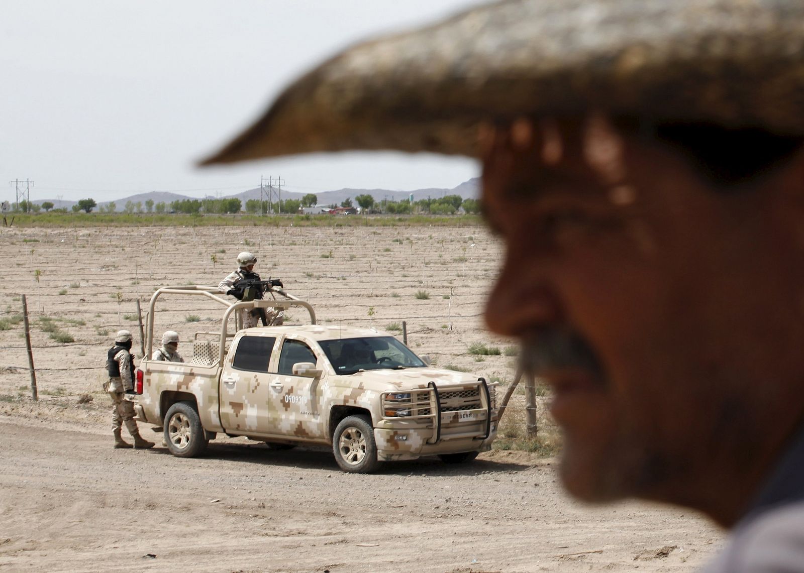 Soldados montan guardia en la carretera donde fue detenido el supuesto líder del cártel de Juárez, Jesús Aguayo, en Villa Ahumada, Chihuahua, México