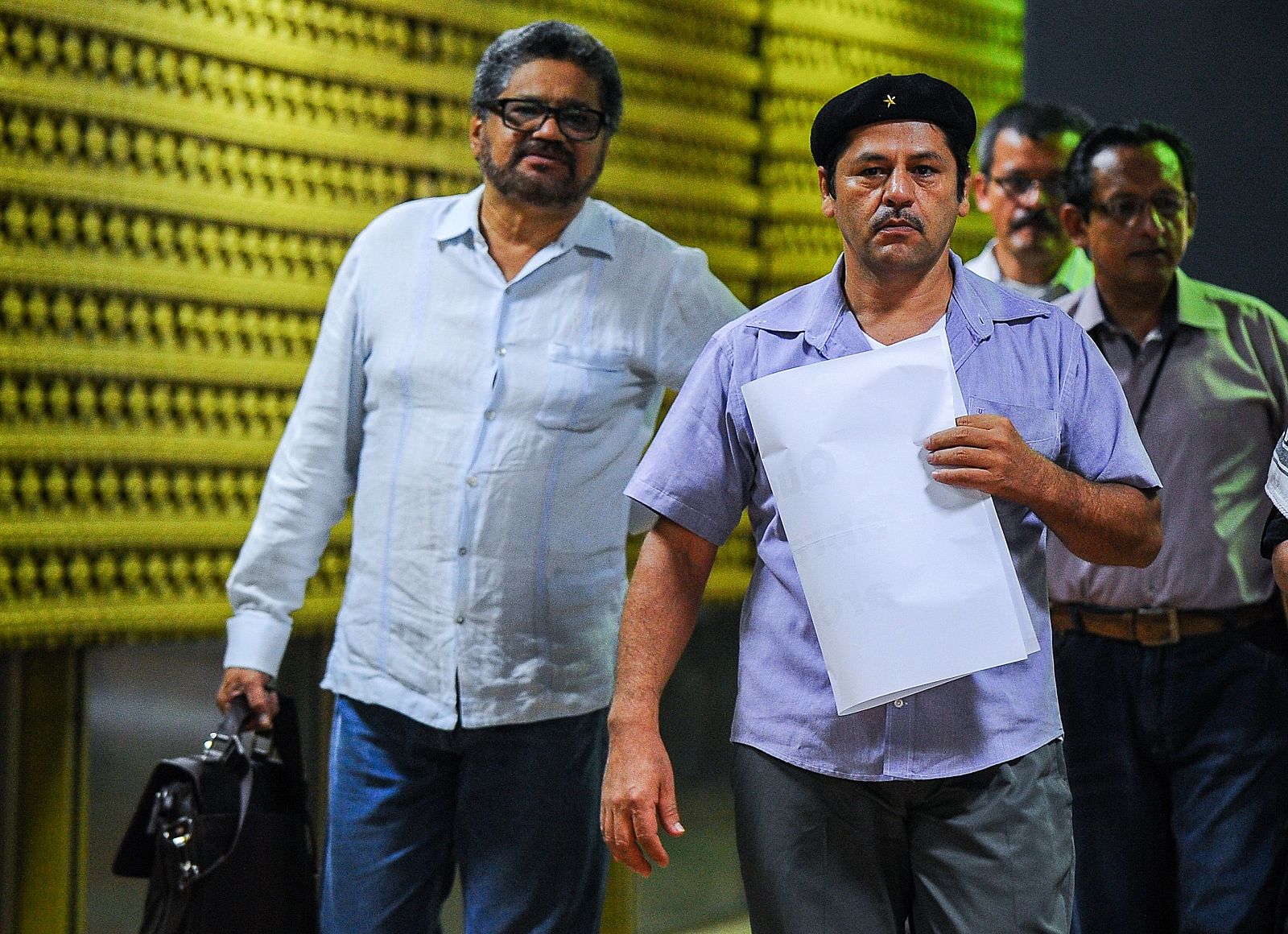 Los dirigentes de las FARC Iván Marquez (izquierda) y Edilson Romana, la semana pasada en La Habana.