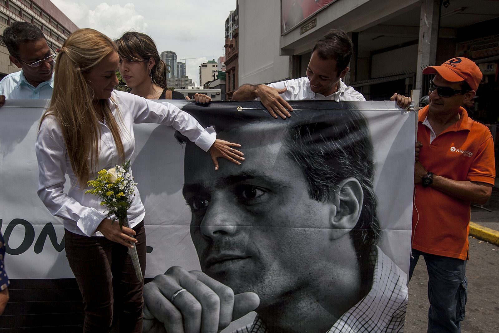 Lilian Tintori, esposa de Leopoldo López, muestra una pancarta con la imagen de éste, a las afueras del Palacio de Justicia de Caracas.