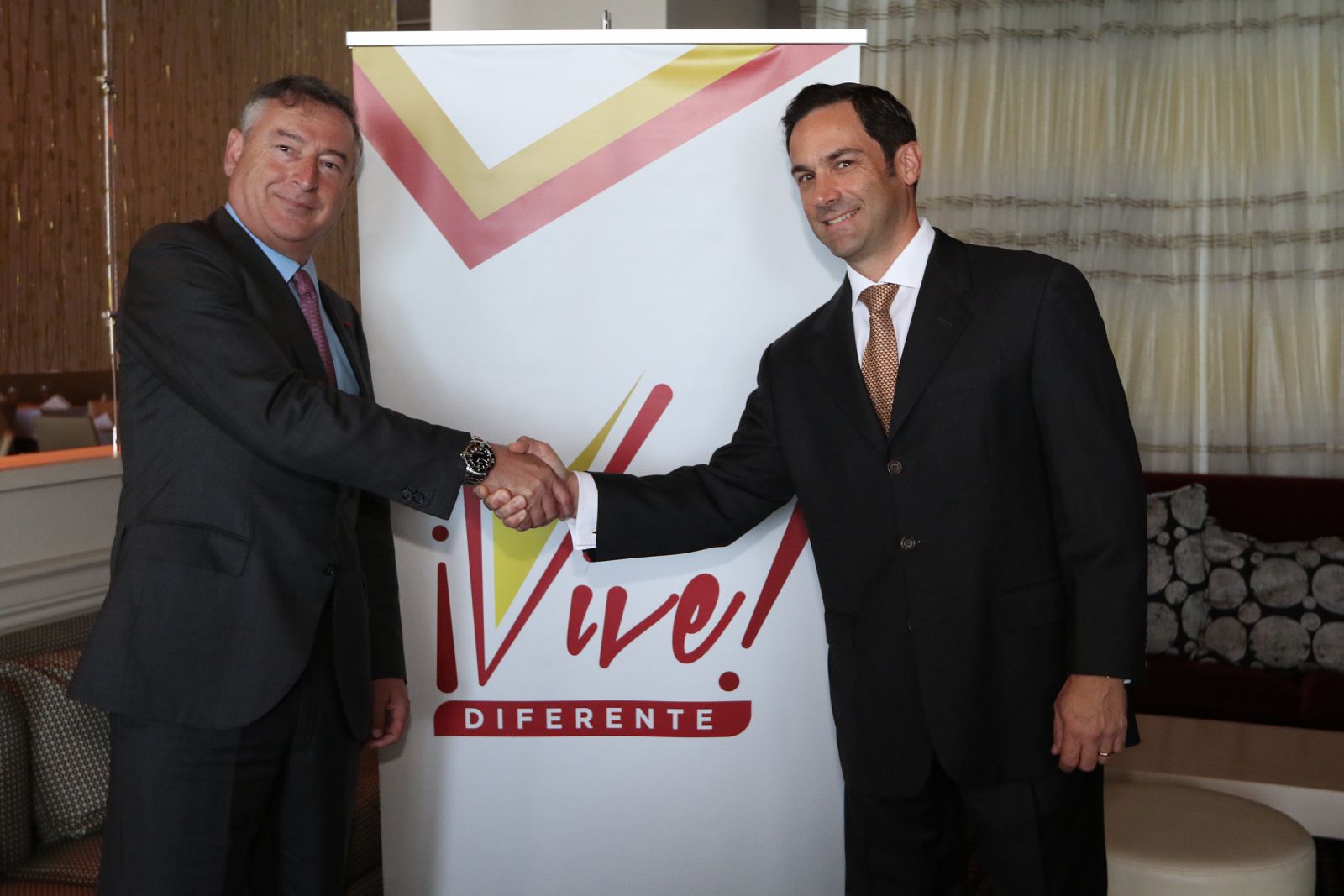 El presidente de RTVE, José Antonio Sánchez y el presidente de VIVE, José Vizcarrondo