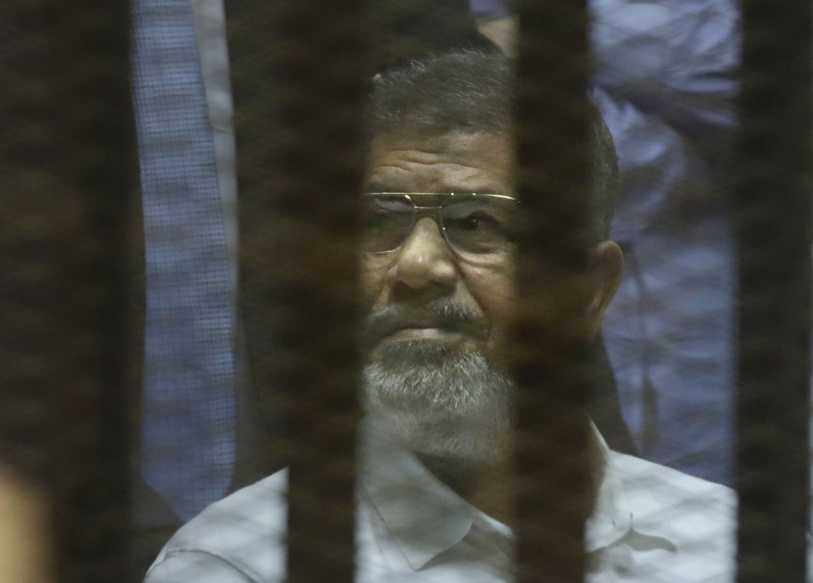 El expresidente egipcio Mohamed Morsi, durante la vista en el tribunal de El Cairo que le ha condenado a 20 años de cárcel