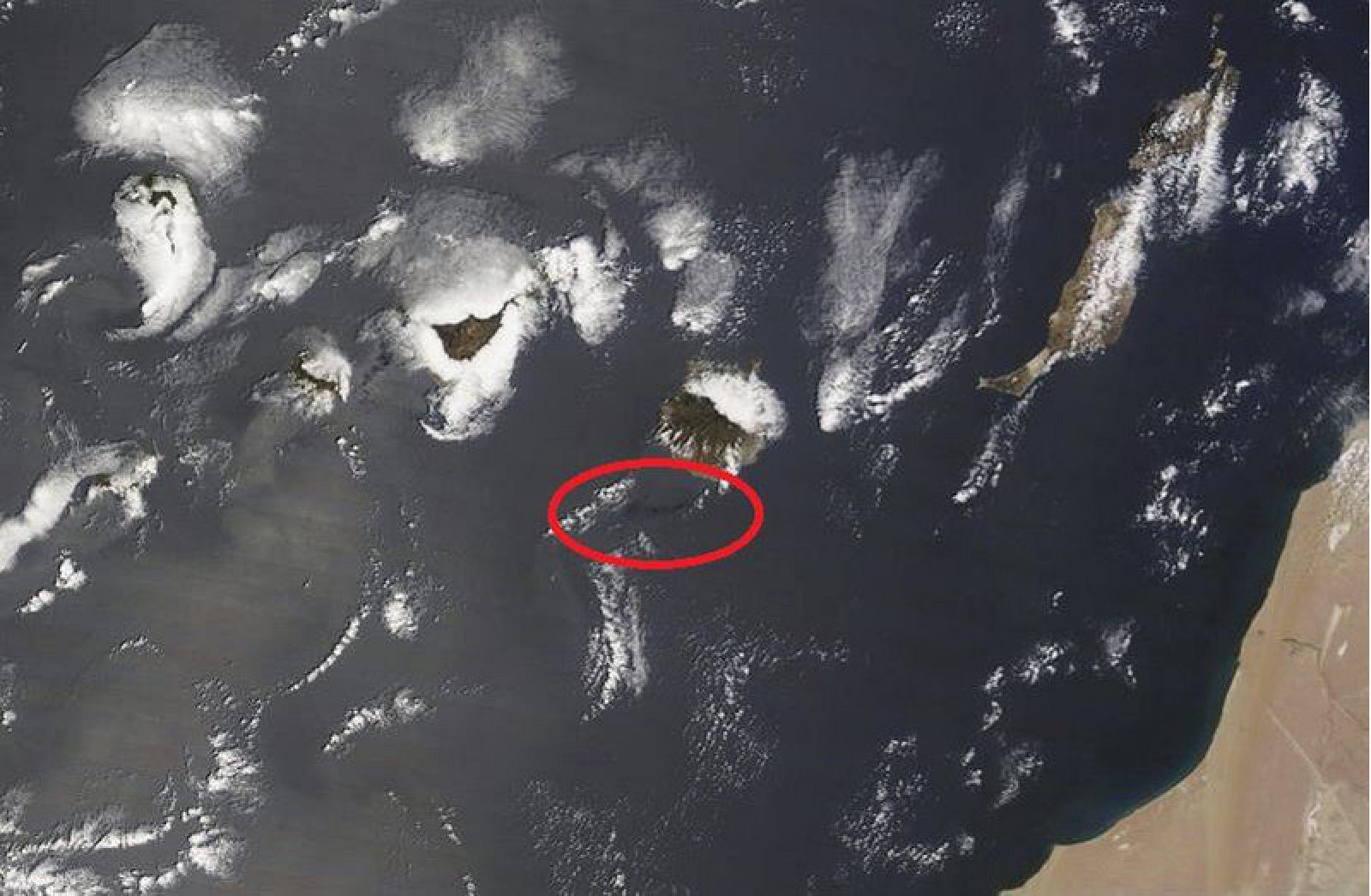 La mancha de fuel al sur de Gran Canaria señalada en rojo captada por el satélite Terra de la NASA.