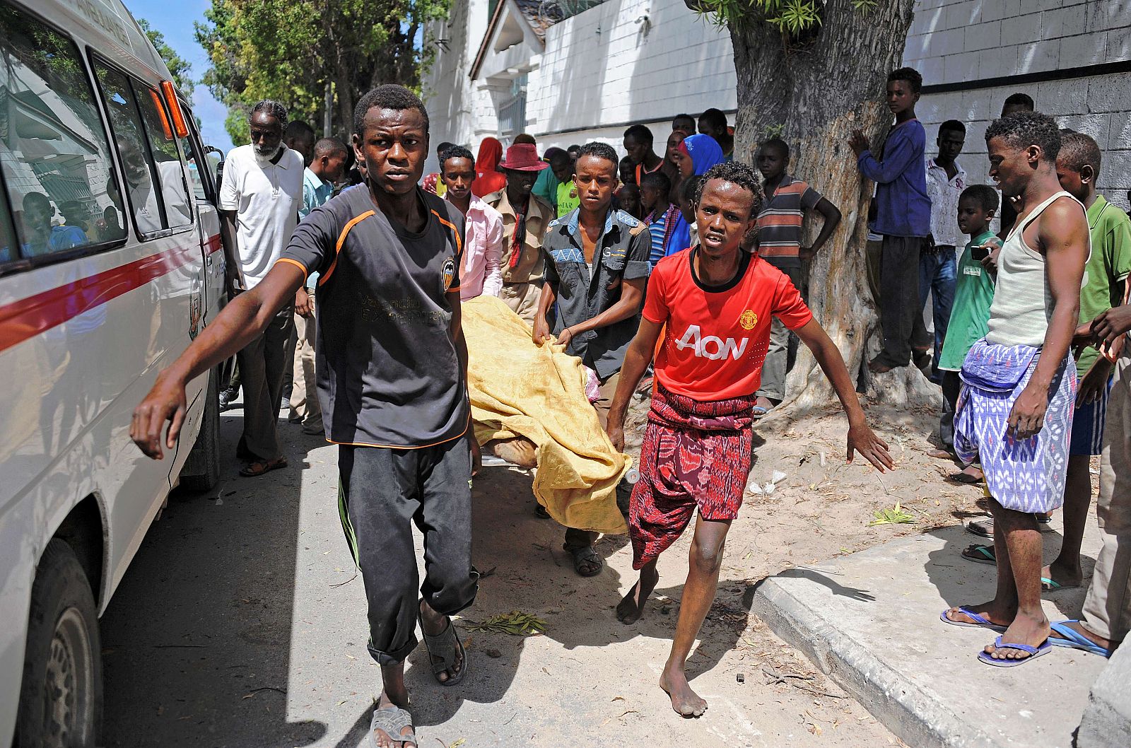 Evacúan a las víctimas del atentado contra un restaurante en Mogadiscio, Somalia