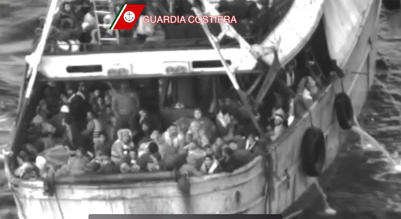 Imagen del vídeo difundido por la Guardia Costera italiana del rescate de 446 migrantes frente a Calabria.