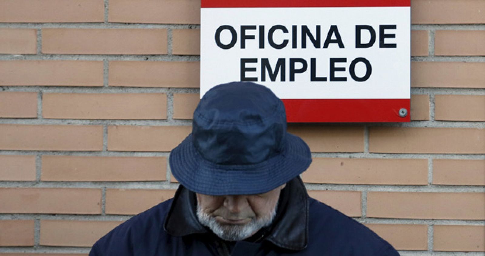 Un hombre espera ante una oficina de empleo de Madrid