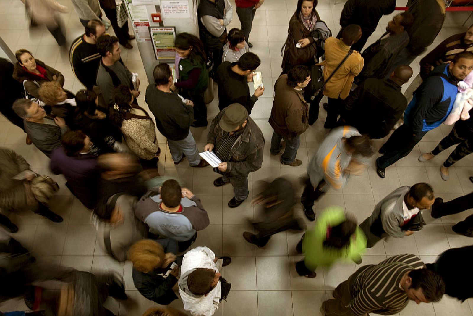 Varias personas esperan su turno en una oficina de empleo de Málaga