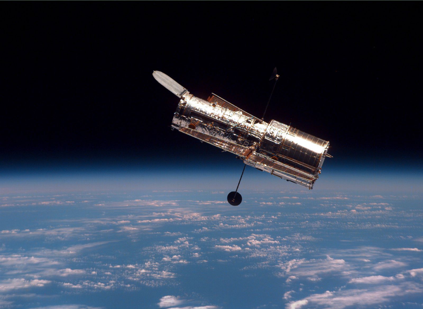 El Hubble moviéndose lentamente en órbita libre lejos del transbordador espacial Discovery después de su lanzamiento.