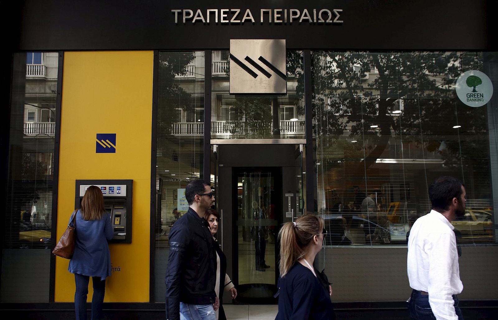 Imagen de una sucursal del Banco del Pireo en Atenas