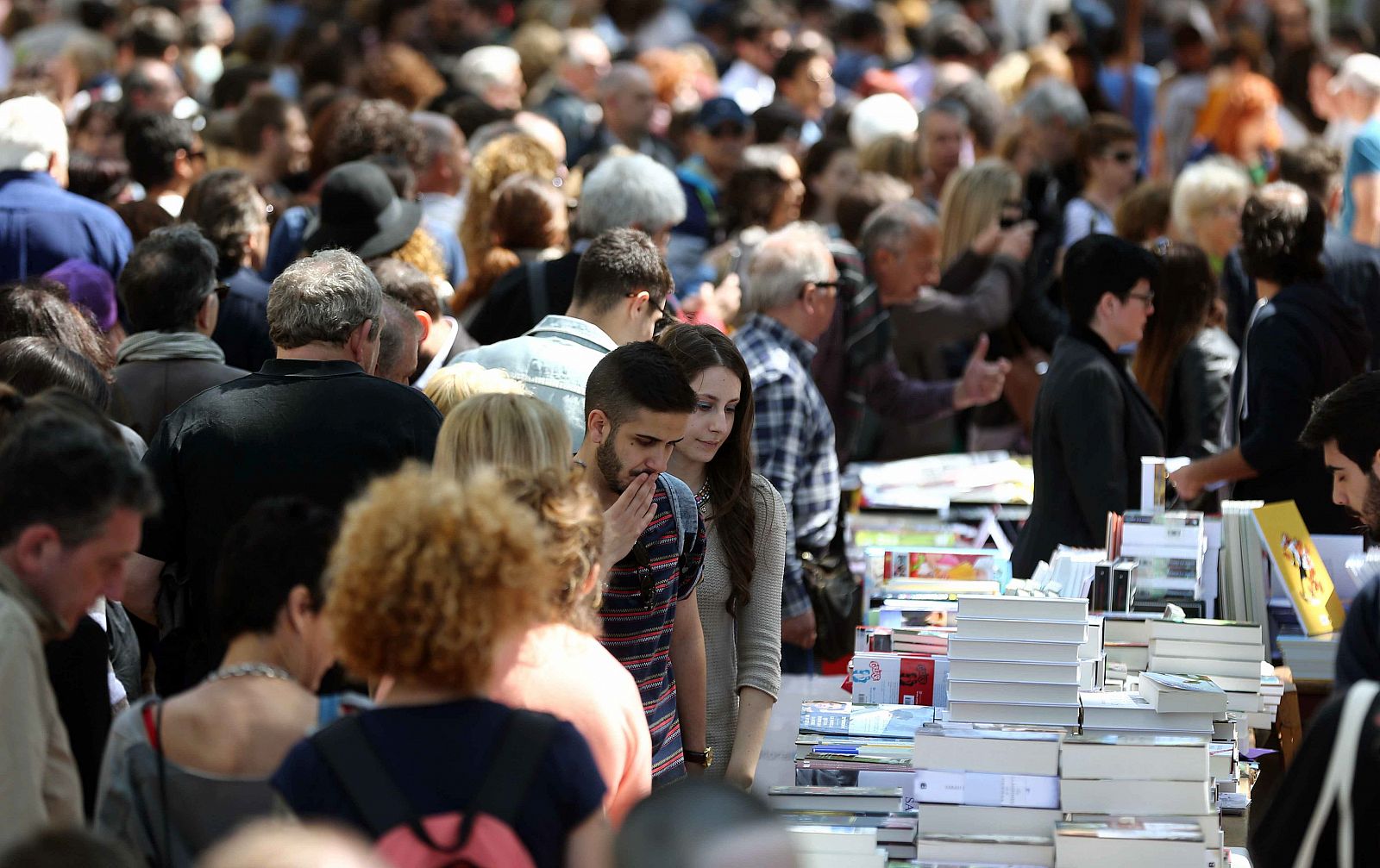 UNA INVASIÓN DE LIBROS Y ROSAS VUELVE A CONQUISTAR LAS CALLES DE CATALUÑA