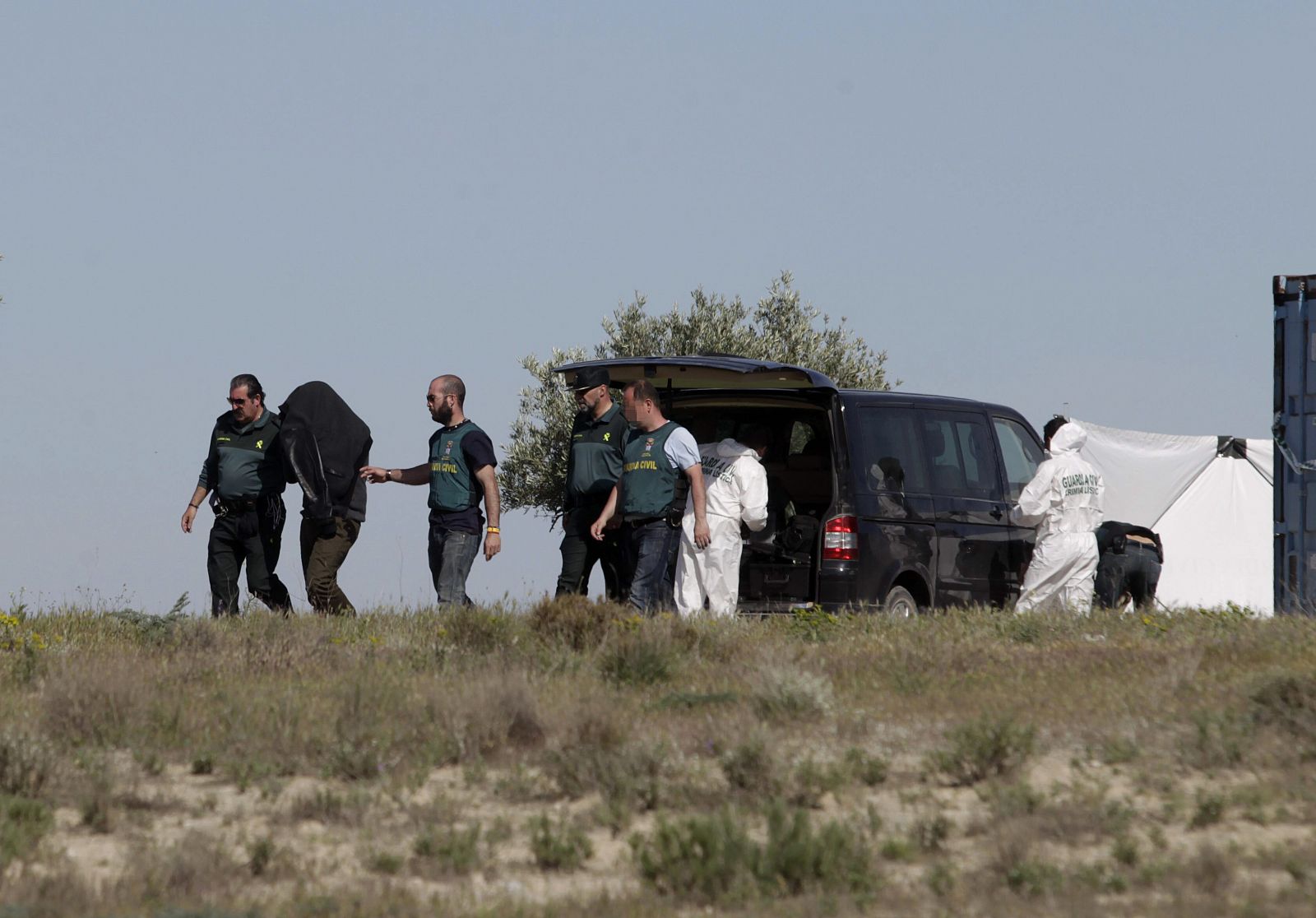 Momento en el que la Guardia Civil traslada al detenido en Majadahonda