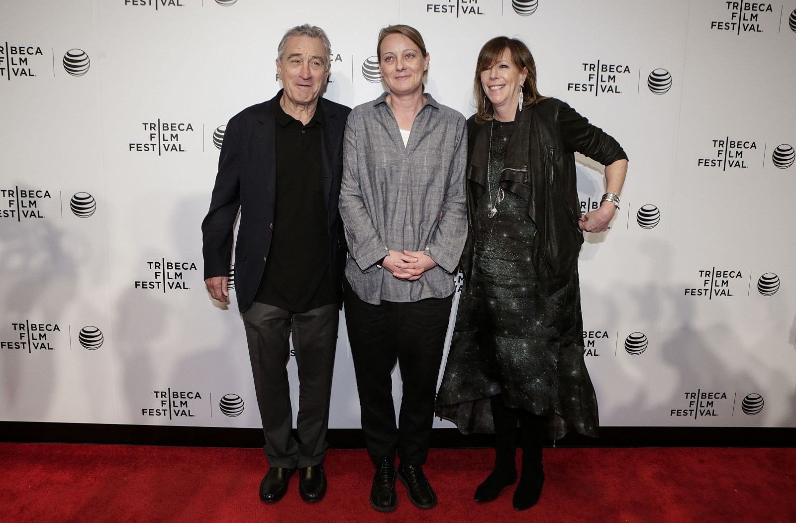 Los cofundadores del festival deTribeca, Robert De Niro y Jane Rosenthal, posan junto a la directora danesa Camilla Nielsson, que ha recibido el galardón a mejor documental por su cinta 'Democrats'.