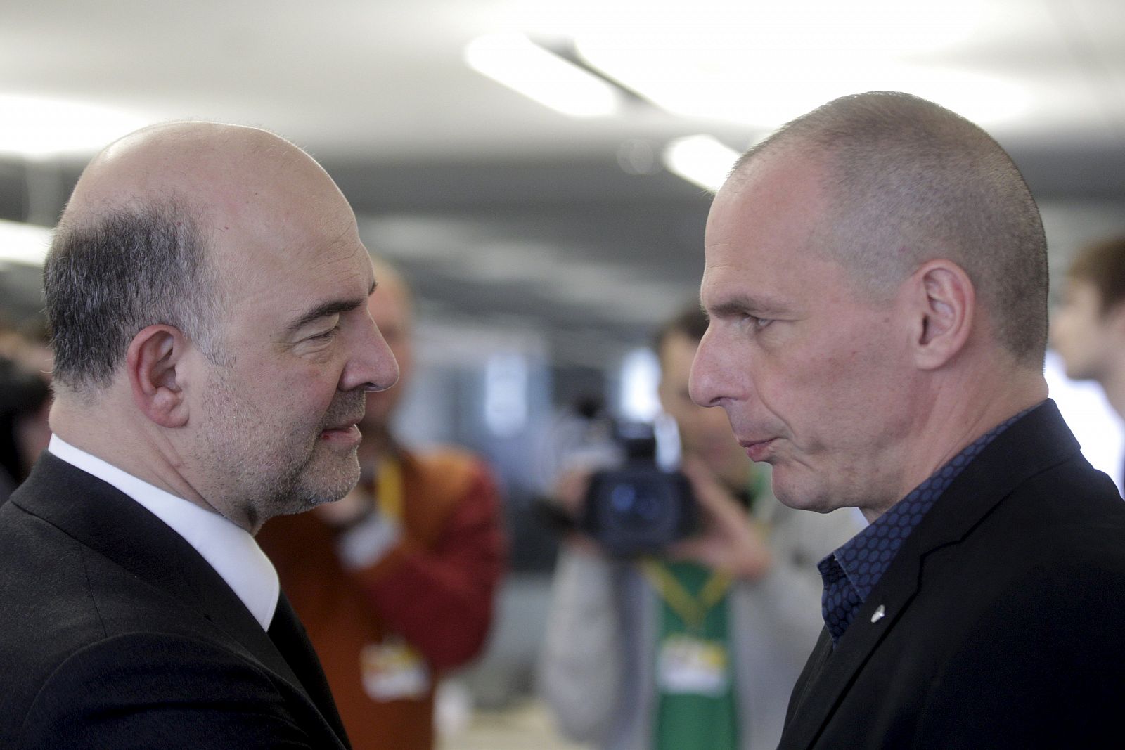 El comisario de Asuntos Económicos, Pierre Moscovici, habla con el ministro griego de Finanzas, Yanis Varufakis
