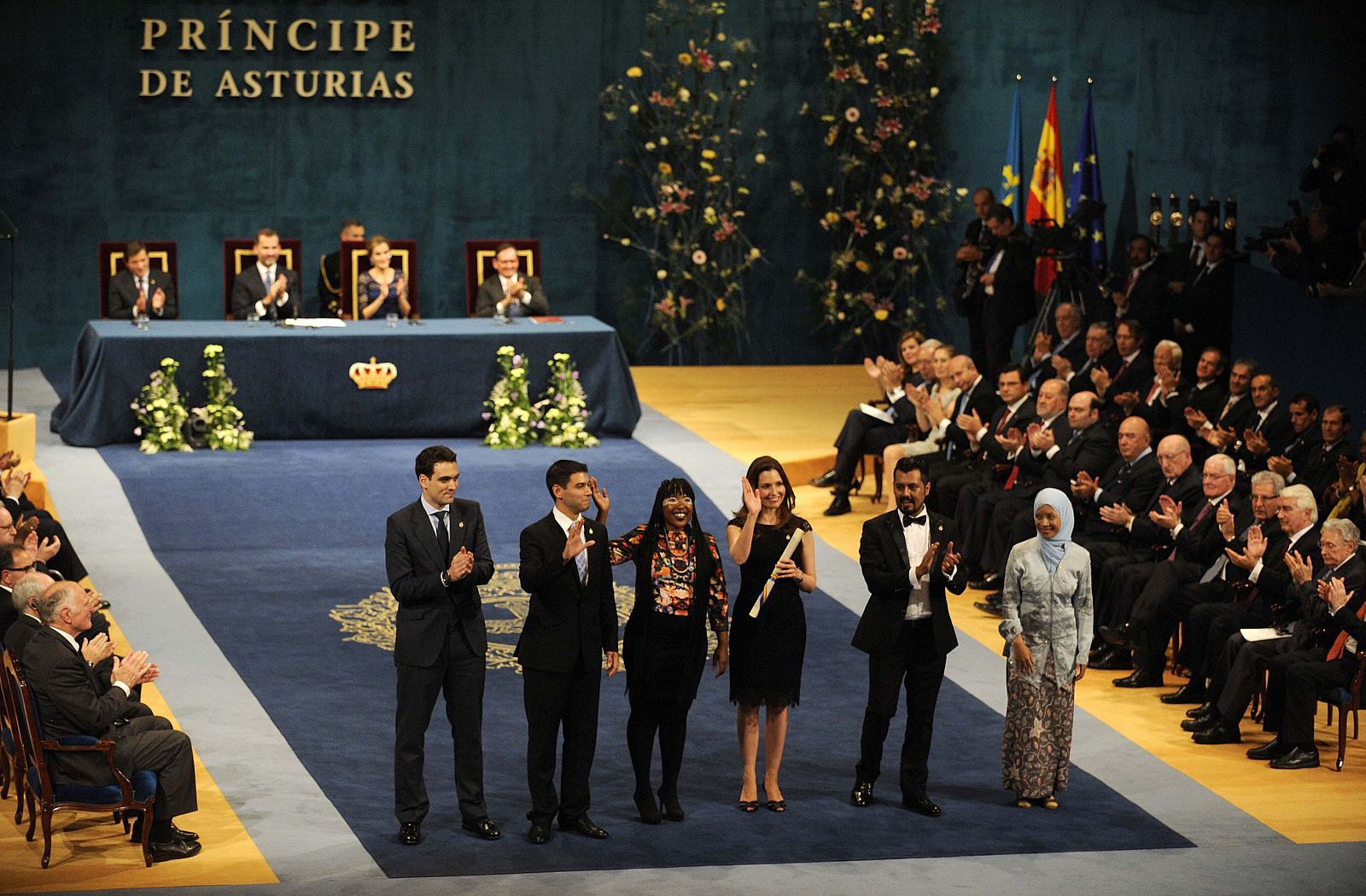 Members of the Fulbright Program acknowledge the applause after receiving the 2014 Prince of Asturias award for International Cooperation in Oviedo