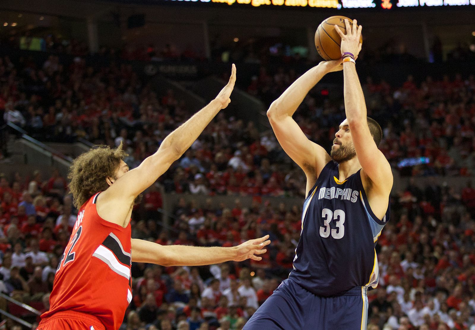 El pívot español Marc Gasol, de los Grizzlies, pugna con Robin López, de los Trail Blazers