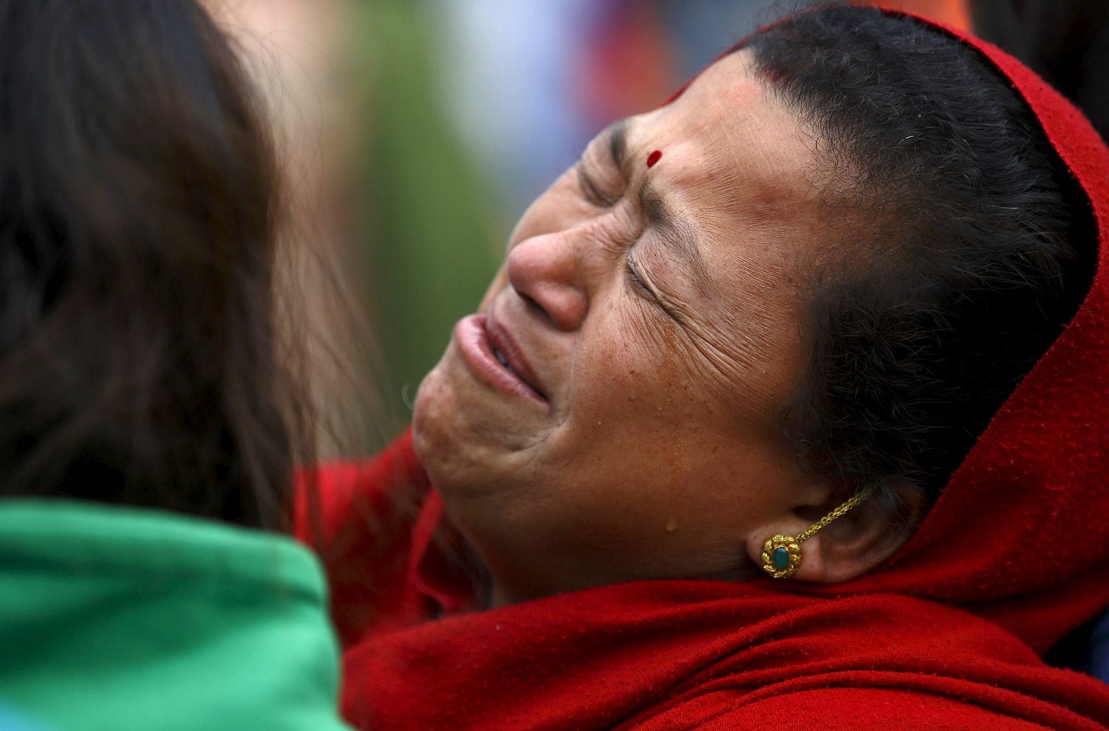 Una mujer se lamenta tras el trágico terremoto en Nepal