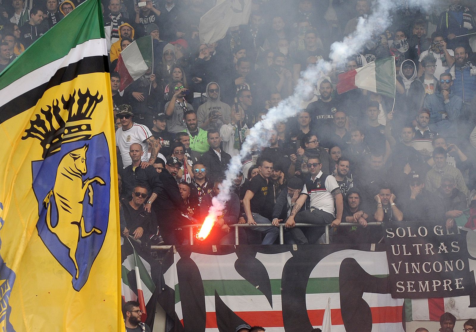 Aficionados de la Juventus, en la grada del partido contra el Torino.