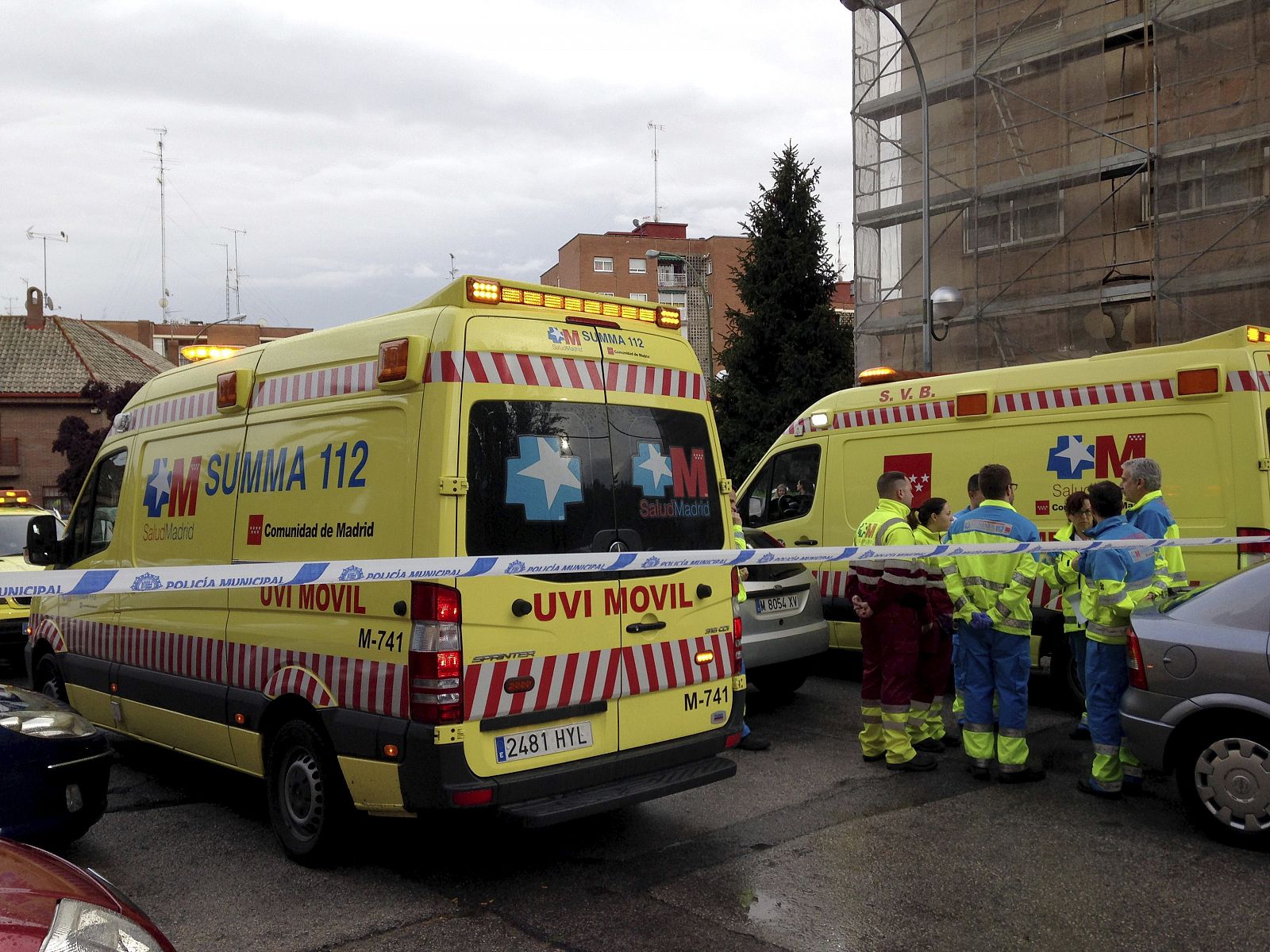 Fotografía facilitada por Emergencias Madrid del lugar donde tres jóvenes de entre 20 y 30 años han muerto en una vivienda del municipio madrileño de Móstoles.